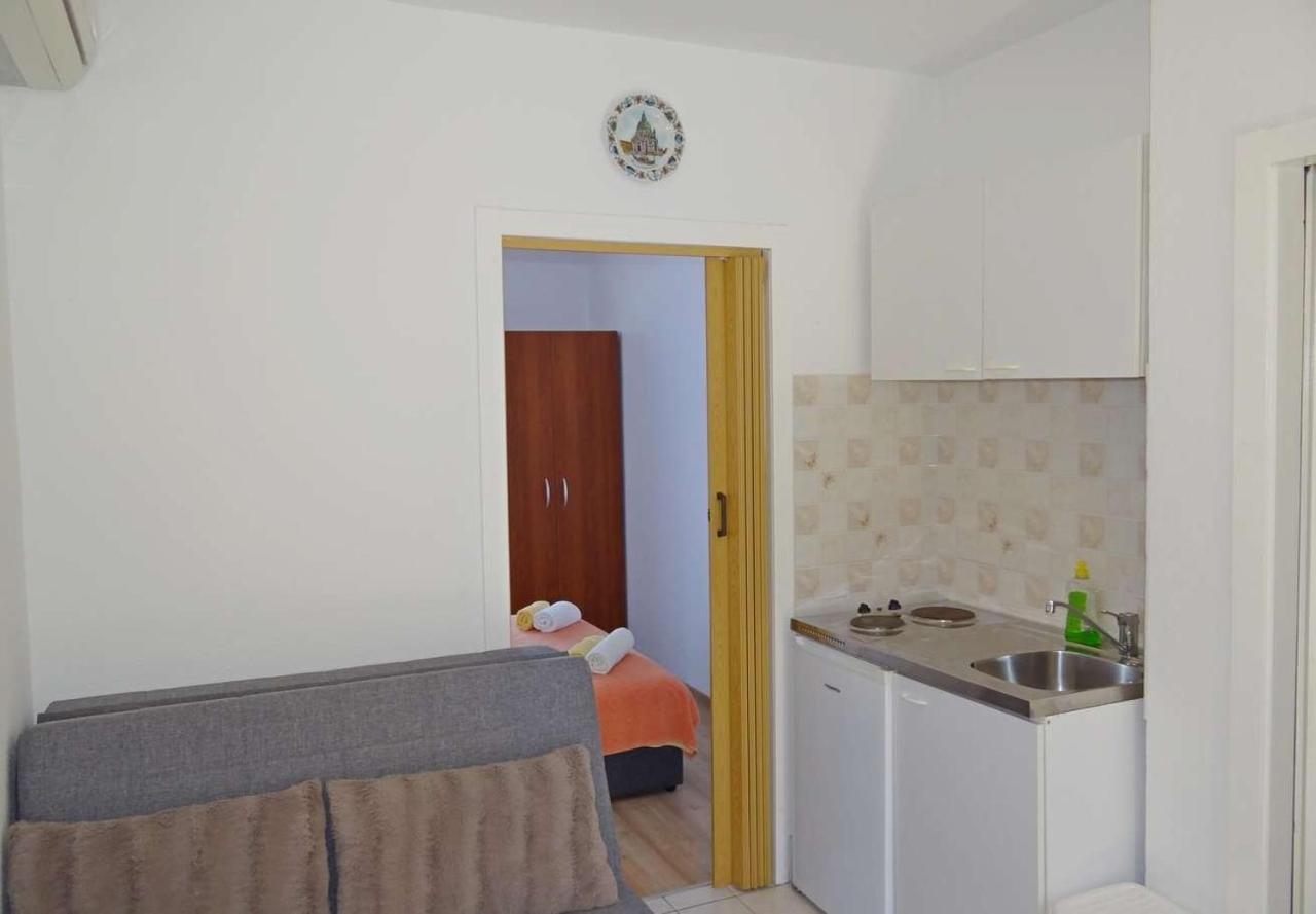 Apartments Tomislav - 120 M From Beach Округ-Доньи Экстерьер фото
